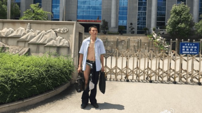 Advokaten Wu LIangshu efter besöket på domstolen i Nanning, där han attackerades av poliser som slet sönder hans kläder. (Foto: Wu LIangshu)
