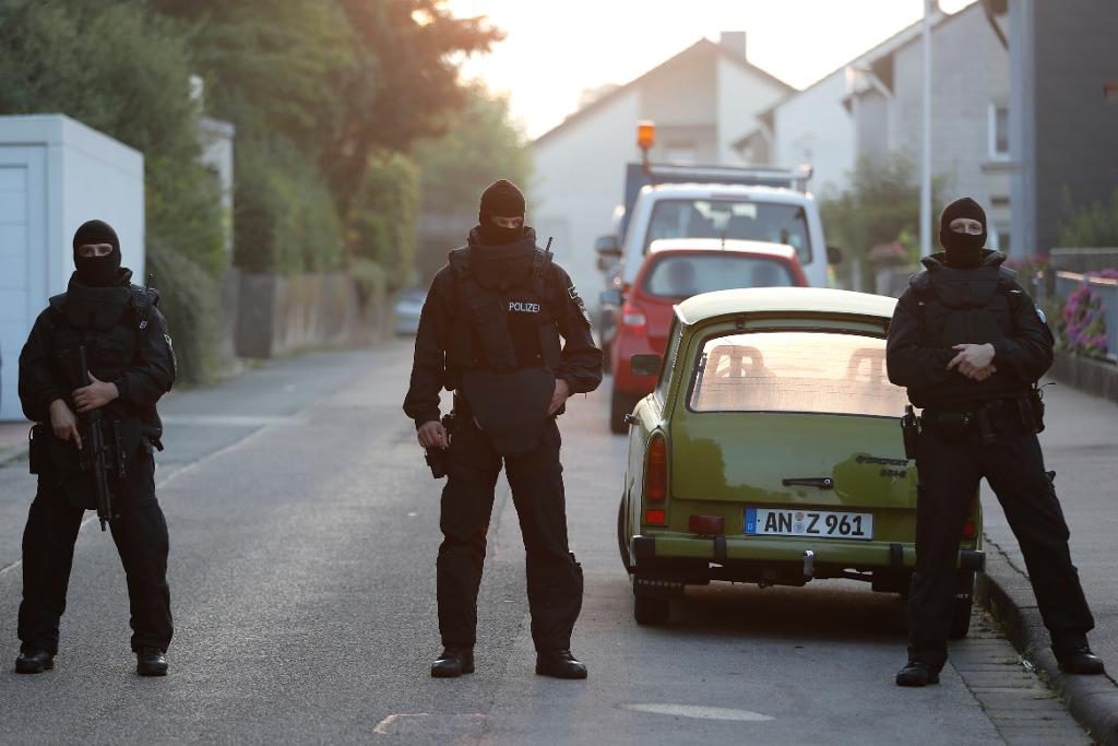  Specialstyrkor säkrar en gata nära huset i Ansbach där den misstänkte gärningsmannen bodde. (Foto: Matthias Schrader/AP/TT)