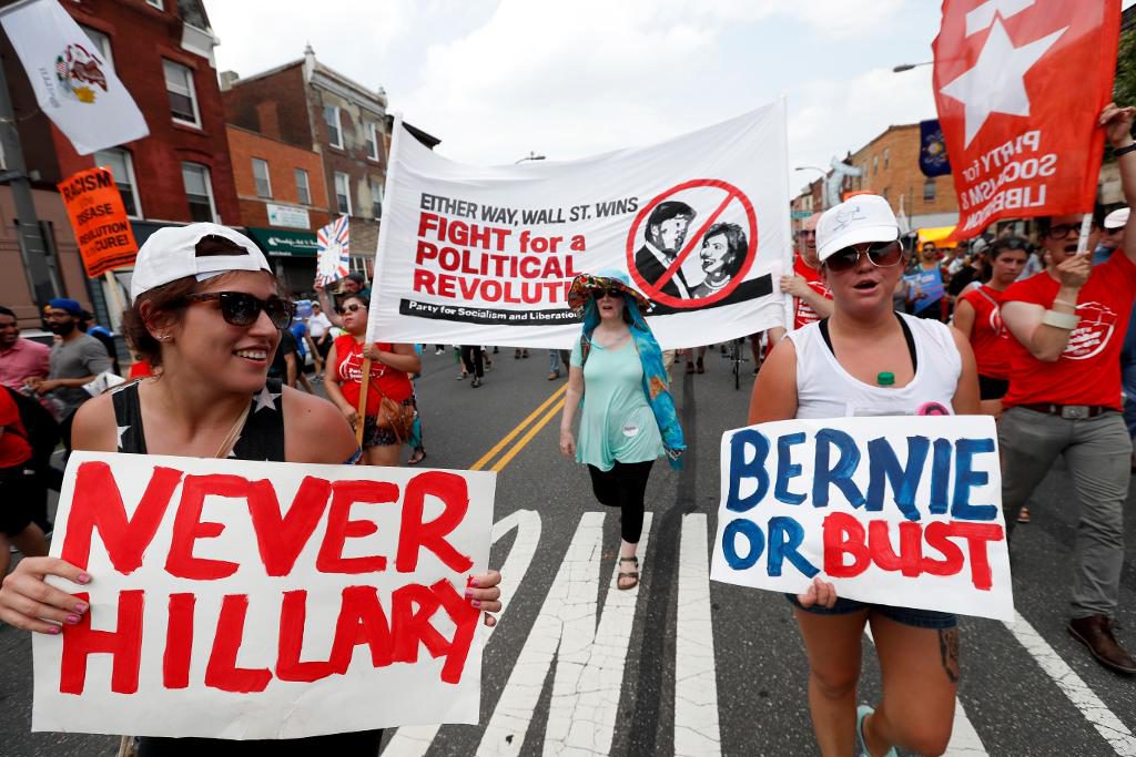 Bernie Sanders-anhängare demonstrerar i Philadelphia inför konventet. (Foto: Alex Brandon/AP/TT)