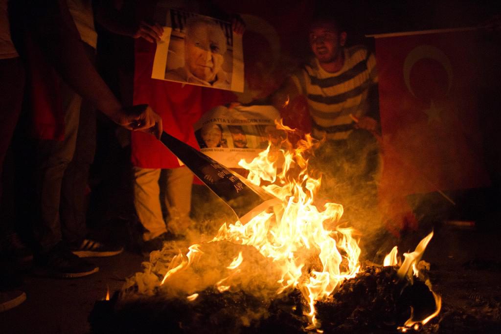 Anhängare till Erdogan bränner bilder av predikanten Fetullah Gülen, som president Erdogan anklagar för kuppförsöket. (Foto: Petros Giannakouris-arkivbild)