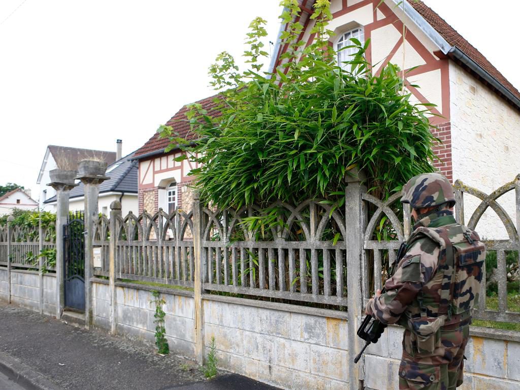 Gisslandramat i Saint-Étienne-du-Rouvray är över. Här syns en fransk soldat patrullera gatan i närheten av kyrkan. (Foto: Francois Mori/AP/TT)