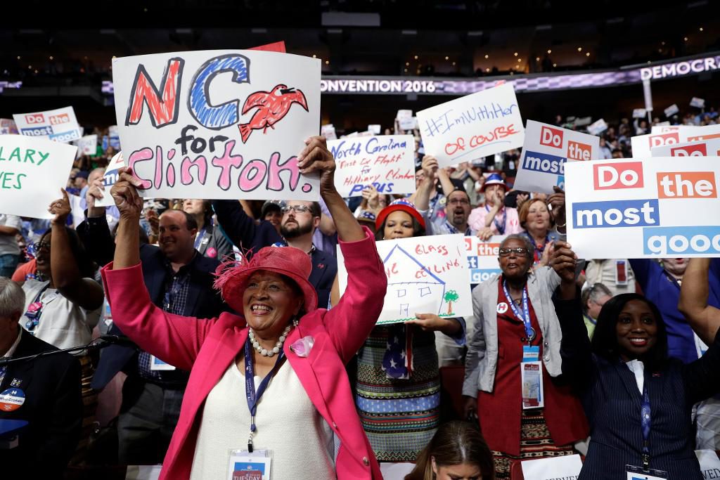 Delegater för Demokraterna jublar under konventets andra dag där Hillary Clinton utsågs till partiets presidentkandidat. (Foto: John Locher /AP/TT)