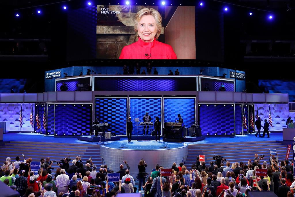 Demokraternas presidentkandidat Hillary Clinton framträdde via videolänk för att tacka delegaterna vid det pågående konventet i Philadelphia. (Foto: J Scott Applewhite/AP/TT)