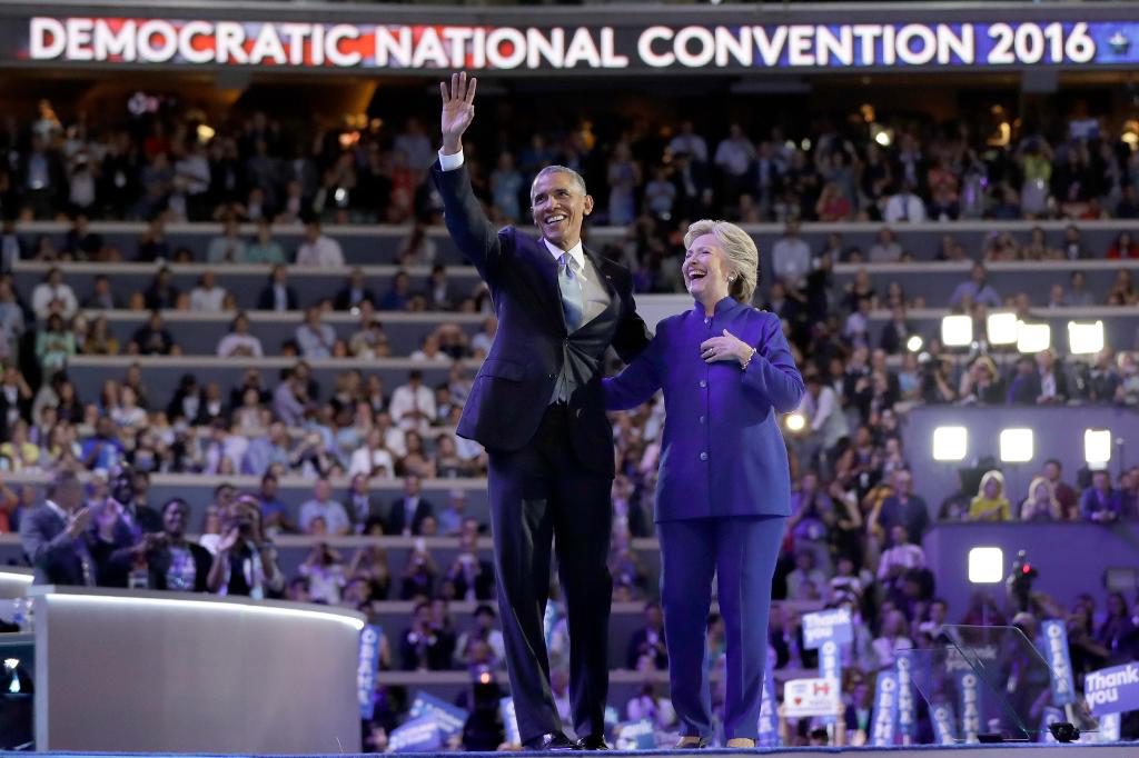 USA:s president Barack Obama och presidentkandidat Hillary Clinton, efter Obamas tal på Demokraternas konvent i Philadelphia. (Foto: Mark J. Terrill/AP/TT)