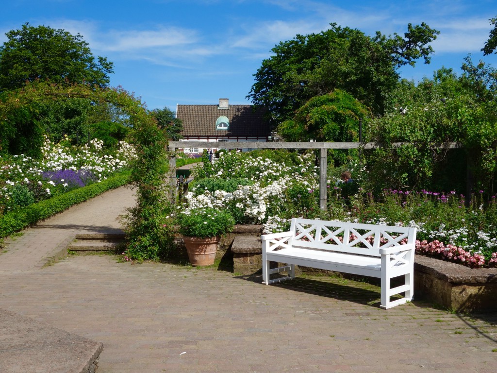 En parkbänk vid brunnsplatsen, som ligger mellan Kronprinsessan Margaretas blomstergata och Rosengången.