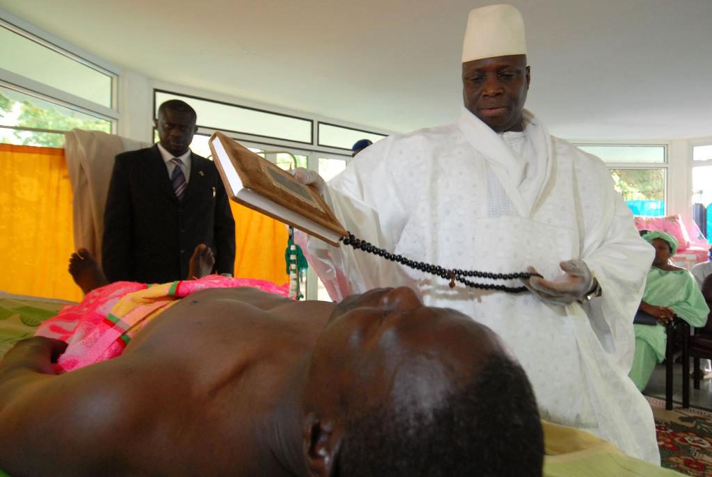 Gambias president Yahya Jammeh ger sin hemmagjorda medicin mot hiv till en patient i huvudstaden Banjul. Arkivbild. (Foto: Cabdace Feit/TT/AP)