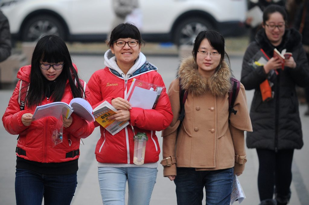 Kinesiska studenter på väg att ta ett insträdesprov för högre studier i Peking. (Foto: Wang Zhao/AFP/Getty Images)