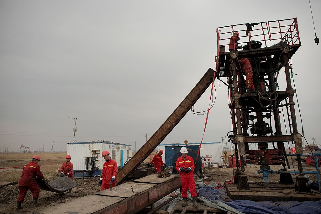 Arbetare bygger en oljerigg i Daqing i Heilongjiangprovinsen, 2 maj 2016. (Foto: Nicolas Asfour/AFP/Getty Images)