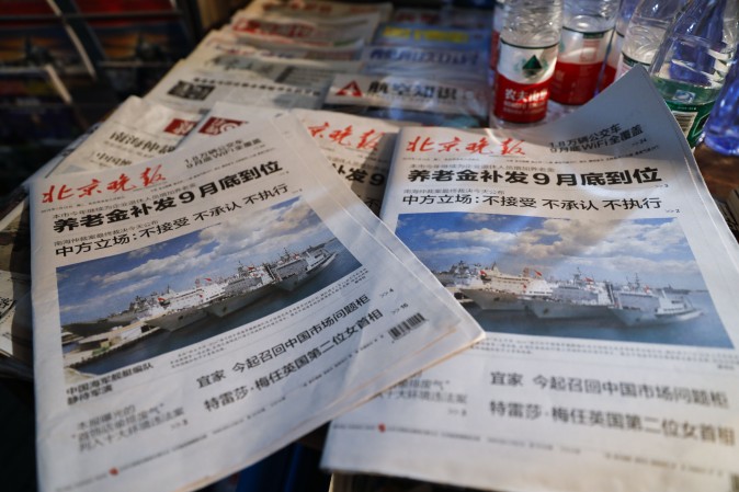 Kinesiska tidningar med rubriker om Kinas flottövningar i Sydkinesiska sjön. (Foto: Lintao Zhang/Getty Images)