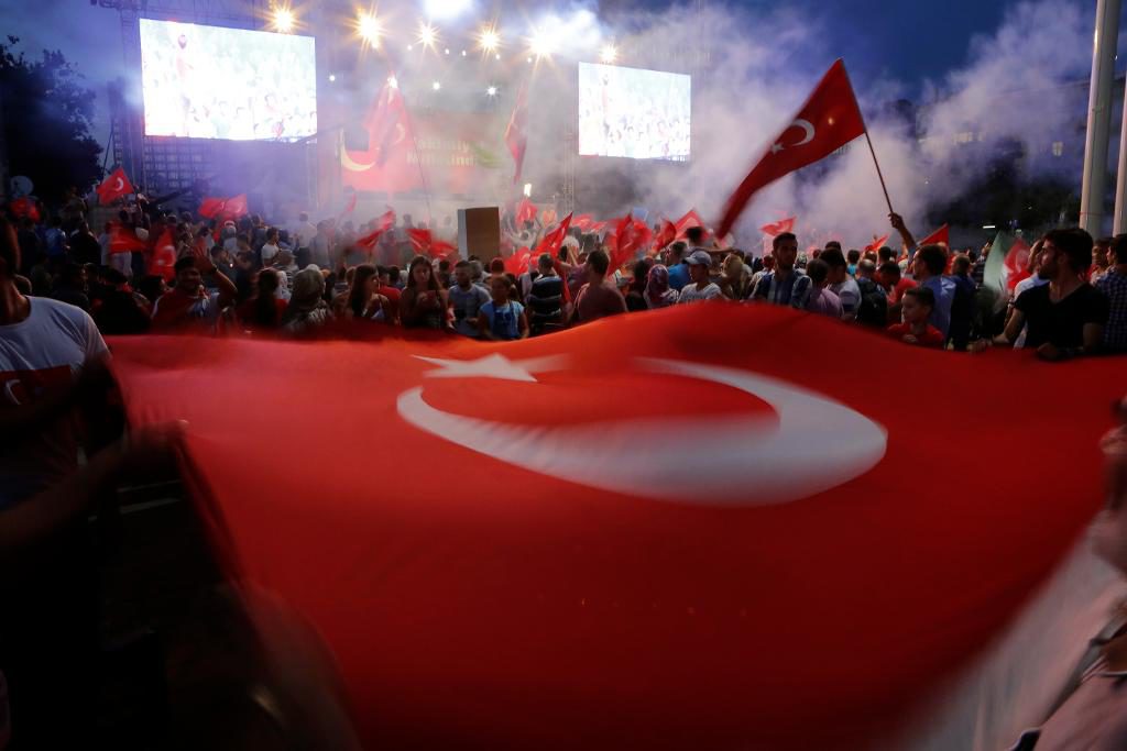 Demonstranter vid Taksimtorget i Istanbul den 25 juli. (Foto: Petros Karadjias)