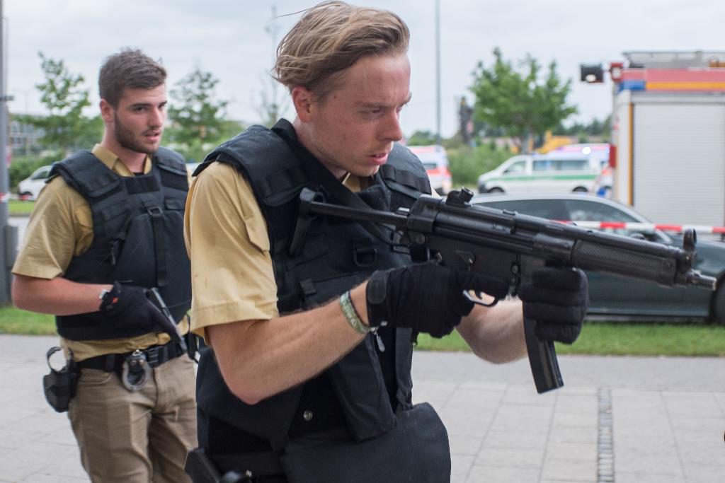 Beväpnade poliser anländer till köpcentrumet Olympia efter larmet om en pågående skjutning. (Foto: Matthias Balk/AP/TT)