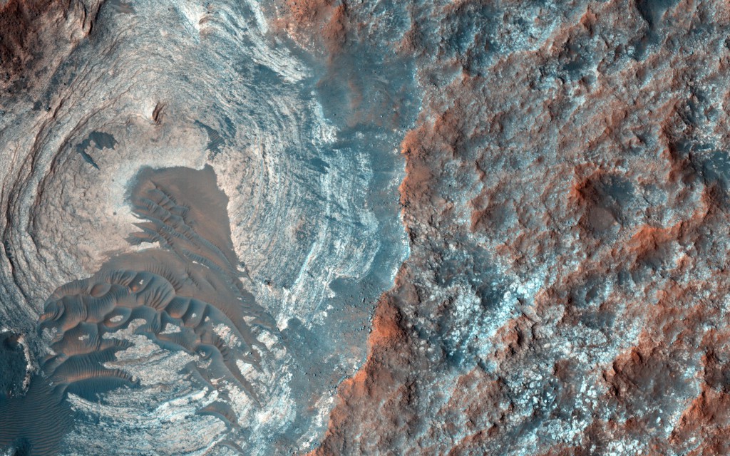 Mars är solsystemets näst minsta planet. Mars är en av de fyra stenplaneterna, och har en tunn atmosfär som till största delen består av koldioxid. Ytan är täckt av kratrar av olika storlekar likt månen, men Mars har precis som jorden även många vulkaner, dalgångar, vidsträckta slätter och iskalotter vid polerna. (Foto: NASA)