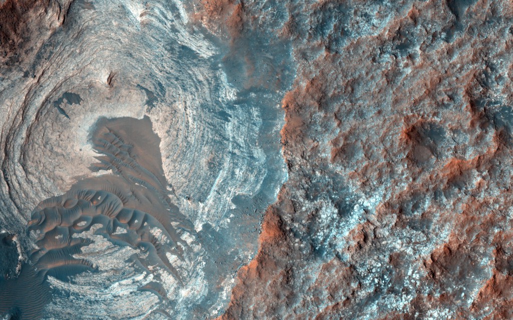 Mars är solsystemets näst minsta planet. Mars är en av de fyra stenplaneterna, och har en tunn atmosfär som till största delen består av koldioxid. Ytan är täckt av kratrar av olika storlekar likt månen, men Mars har precis som jorden även många vulkaner, dalgångar, vidsträckta slätter och iskalotter vid polerna. (Foto: NASA)