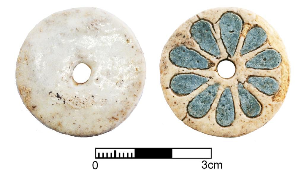 Egyptisk knapp i fajans (glaserat lergods) cirka 1200 f.kr. (Foto: Peter Fischer)