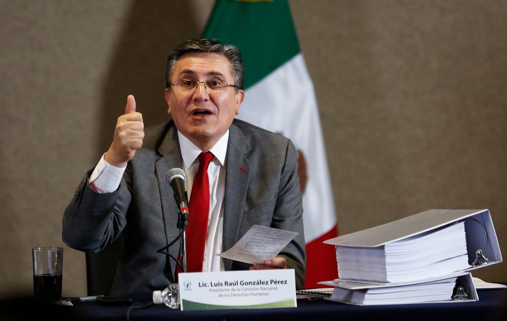 Luis Raúl González Pérez, ordförande för regeringens nationella kommission för mänskliga rättigheter, på en pressträff. (Foto: Moises Castillo /AP/TT)