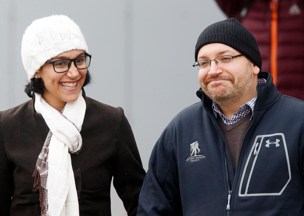 Journalisten Jason Rezaian till höger om sin hustru Yeganeh Salehi i Landstuhl, Tyskland, efter frisläppandet i januari i år. (Foto: Michael Probst)