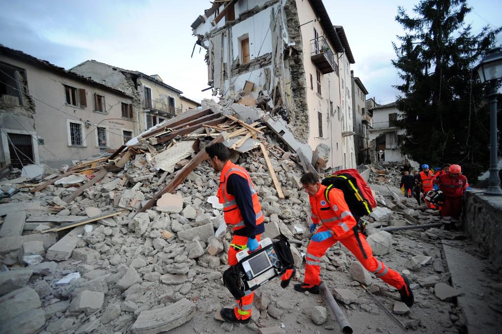 Räddningsarbetare tar sig in i byn Arcuata del Tronto efter nattens jordbävning. (Foto: Sandro Perozzi)