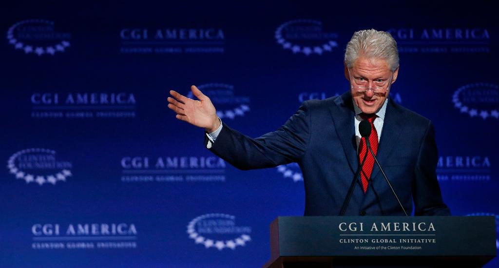 USA:s förre president Bill Clinton har lovat att avgå från Clintonstiftelsens styrelse om hustrun Hillary vinner presidentvalet i november. (Foto: Brennan Linsley /AP/TT-arkivbild)