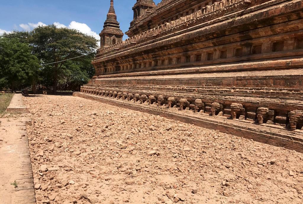 Rasmassor vid foten av ett av de minst 185 tempel i Bagan som skadades under onsdagens kraftiga jordskalv. (Foto: Min Kyi Thein/AP/TT)