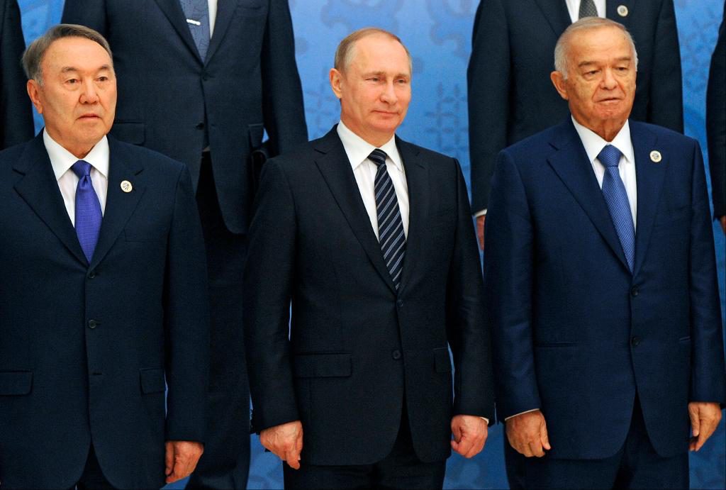 Uzbekistans president Islam Karimov (till höger) har setts som en mästare på att balansera internationella intressen i regionen. Här ses han tillsammans med sina kazakiska och ryska kollegor Nursultan Nazarbajev (till vänster) och Vladimir Putin i juni i år. (Foto: Mikhail Klimentyev /AP/TT-arkivbild)
