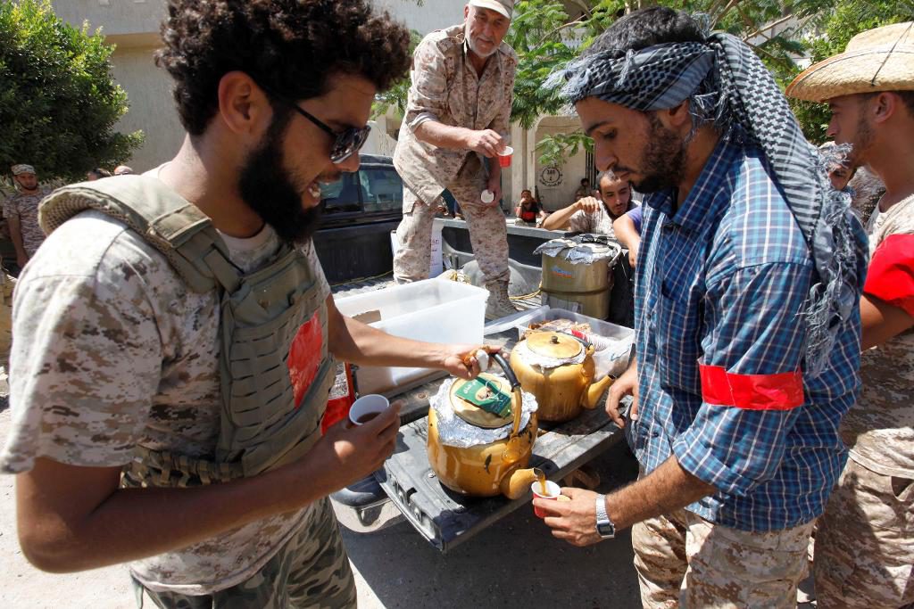 De libyska styrkorna laddar upp med te innan de beger sig mot IS-fästet Sirte. (Foto: Ismail Zetouny /Reuters/TT)
