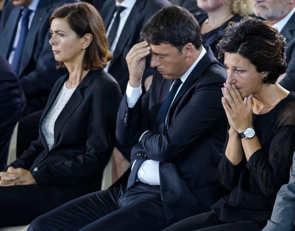 Laura Boldrini, talman i parlamentets underhus samt premiärminister Matteo Renzi och hans fru Agnese vid begravningsceremonin i Ascoli Piceno. (Foto: Massimo Percossi/ANSA/AP/TT)