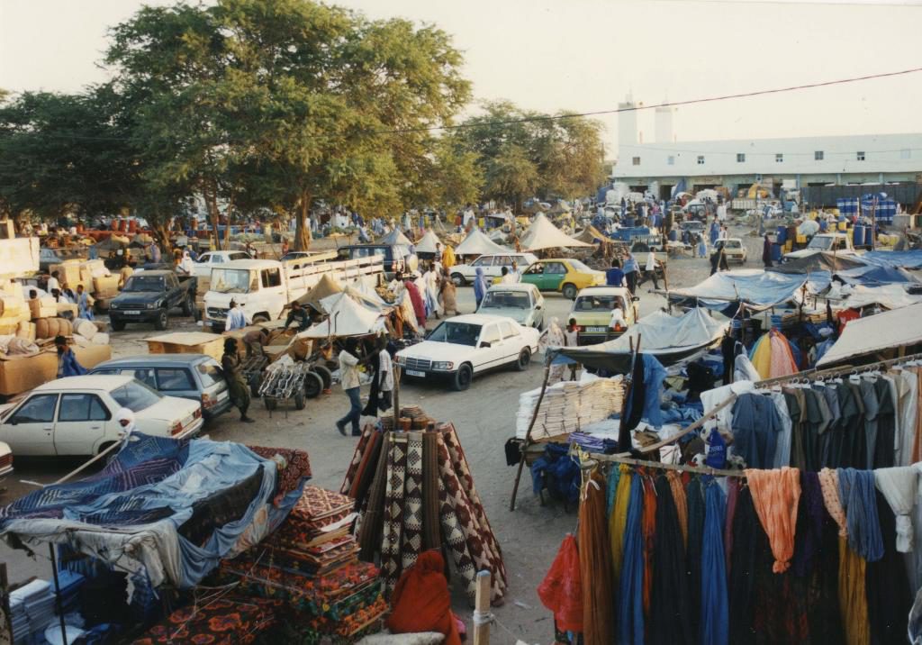 Ett torg i Mauretanien, där fordonsparken delvis består av begagnade bilar från Frankrike, Tyskland och andra europeiska länder. Arkivbild. (Foto: Henrik Samuelsson /TT)