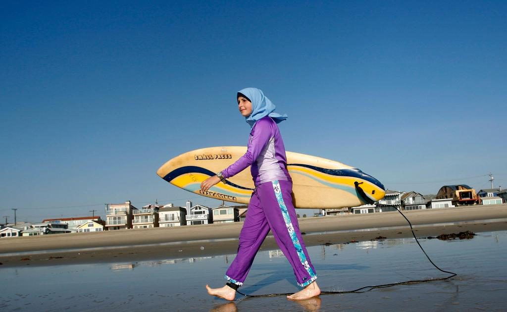 Våtdräktsliknande täckande badkläder för muslimska kvinnor väcker debatt. Här en variant i Kalifornien. Arkivbild. (Foto: Chris Carlson/AP/TT)