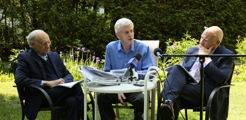 David Matas, David Kilgour och Ethan Gutmann, som skrivit den mycket omfattande rapporten om Kinas organstölder från samvetsfångar som kom ut tidigare i år. (Foto: Jonathan Ren/NTD Television)