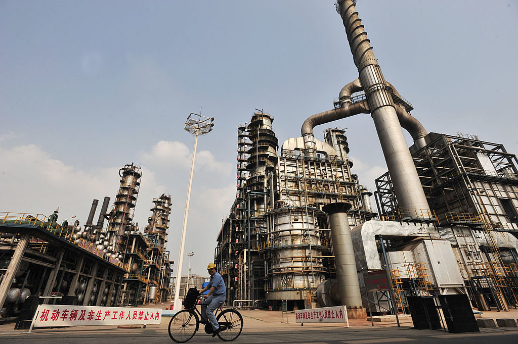 Monopol- eller monopolliknande branscher i Kina skapar stora företag. Här ett av Sinopecs oljeraffinaderier, i Wuhan. (Foto: STR/AFP/Getty Images)