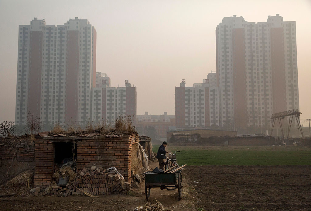 Nybyggt bostadsområde bakom en liten åker i Hebeiprovinsen. (Foto: Kevin Frayer/Getty Images)