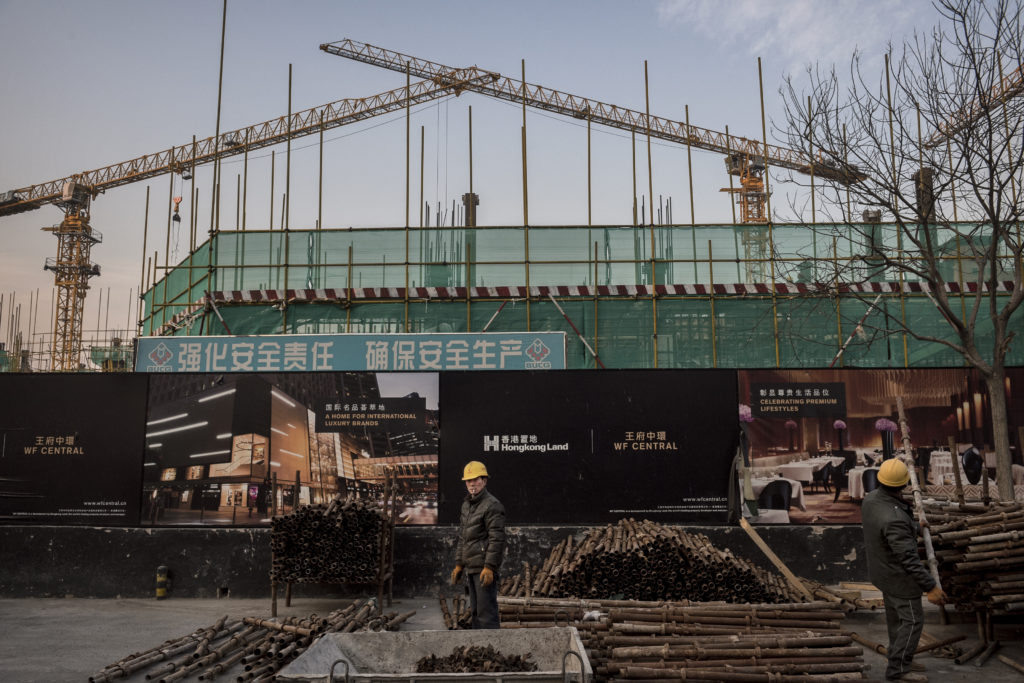 Byggnadsarbetare i centrala Peking i januari 2015. Byggnadsboomen i de större städerna har skapat ett falskt intryck av att alla kineser är rika. (Foto: Kevin Frayer /Getty Images)
