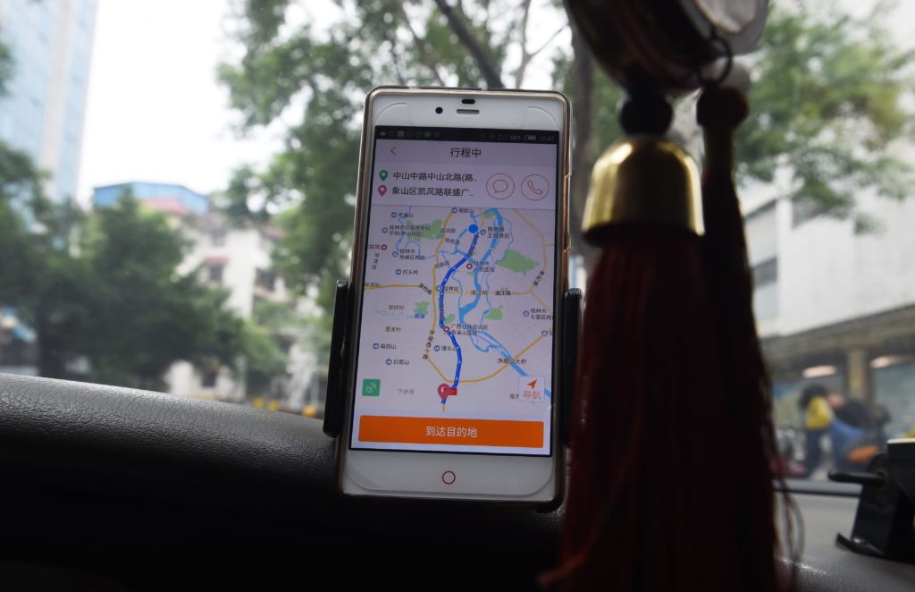 Didi-appen i en bil i staden Guilin i Kina. Didi är ett företag som tidigare bjudit på stora rabatter för att fånga kunder, men som på senare tid börjat trappa ner dem avsevärt efter samgåendet med största konkurrenten Uber. (Foto: Greg Baker/AFP/Getty Images)