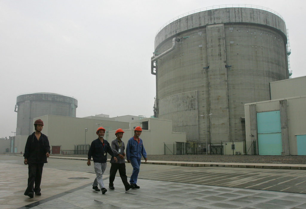 Arbetare vid Qinshans kärnkraftverk utanför storstaden Hangzhou, 2005. (Foto: Frederic J. Brown/AFP/Getty Images)