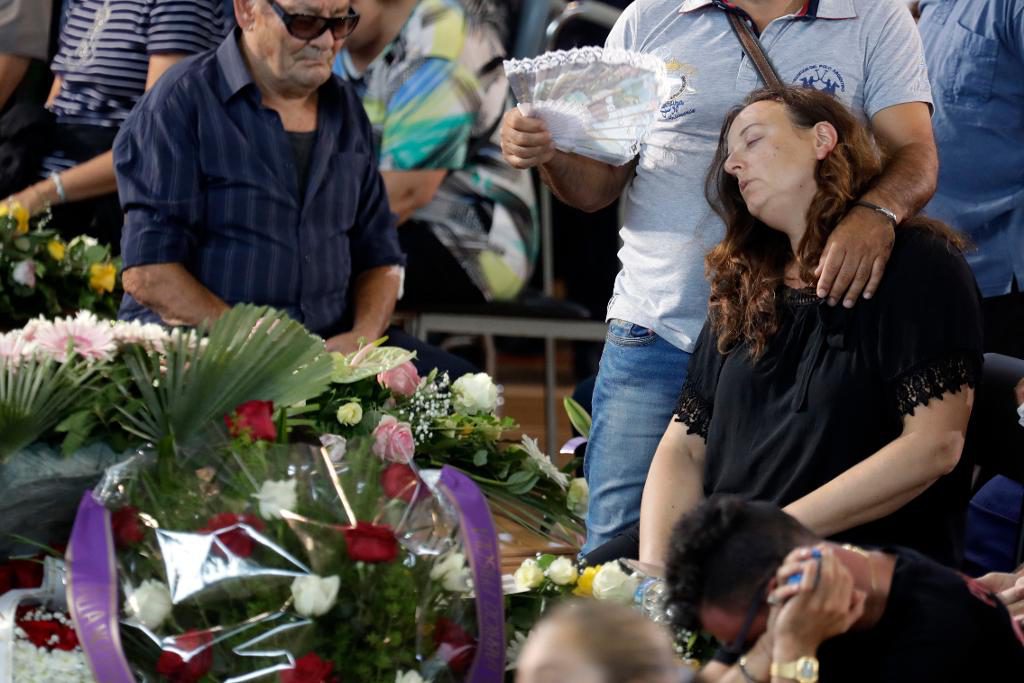 En sörjande kvinna vid begravningsceremonin i Ascoli Piceno. (Foto: Andrew Medichini/AP/TT)