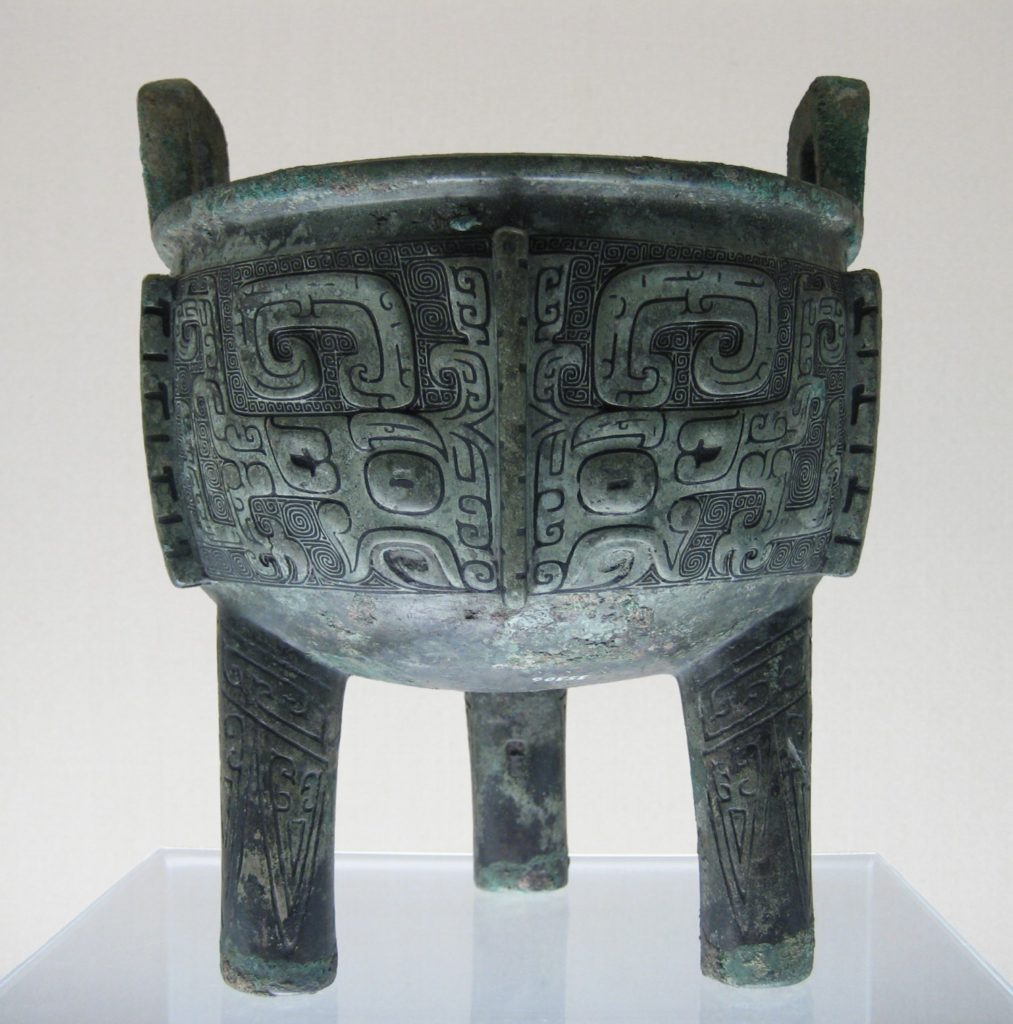 På Shanghais museum finns ett kinesiskt trebent bronskärl från Shangdynastin. (Mountain/CC BY-SA 3.0)