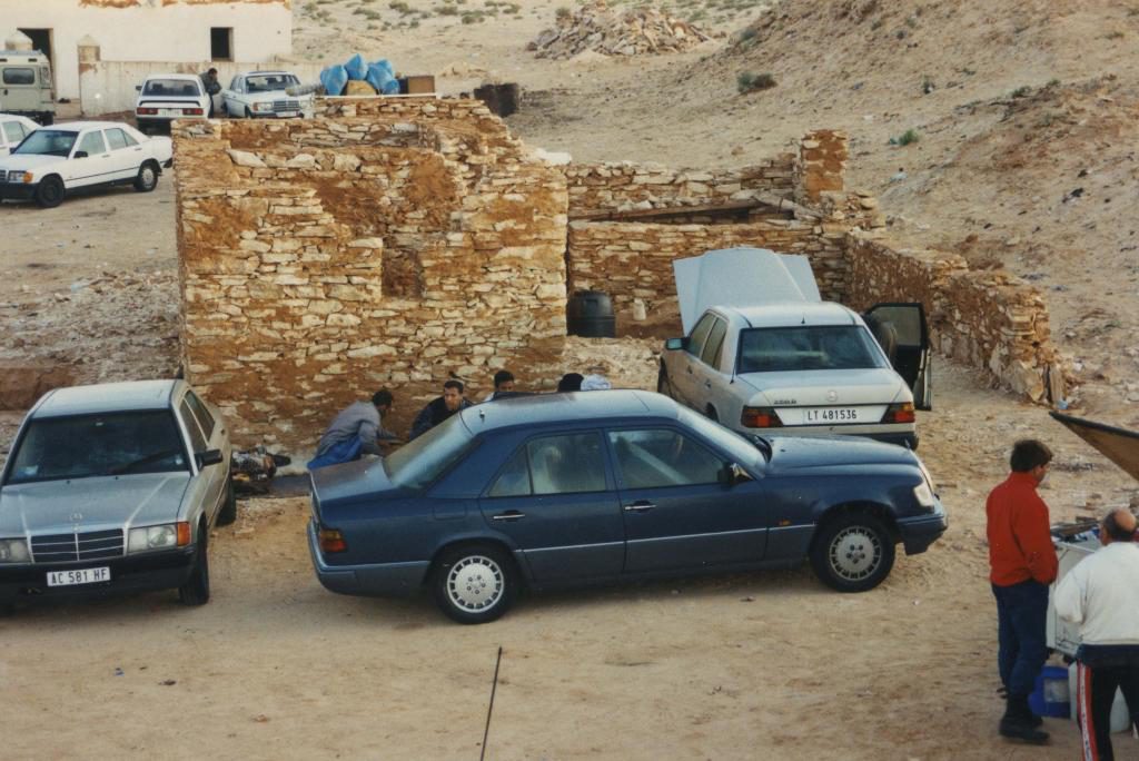 Marknad i Mauretanien där många insmugglade bilar är till försäljning. Arkivbild. (Foto: Henrik Samuelsson /TT)