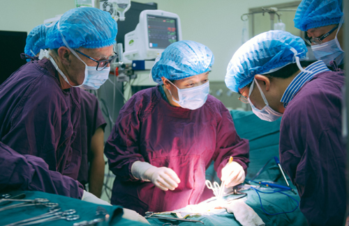 Ming Yingzi, en kontroversiell kinesisk transplantationsläkare (mitten) opererar på det här icke daterade fotot. (Foto: Xiangyas tredje sjukhus)