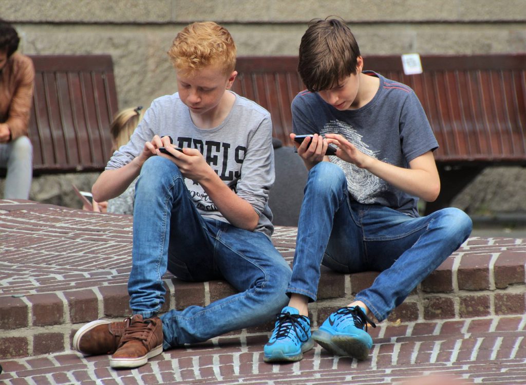 Tillsammans men ändå ensam. När man spelar på sin telefon eller surfplatta är alla i sin egen värld oavsett hur många som finns runtomkring. (Foto: Pixabay) 