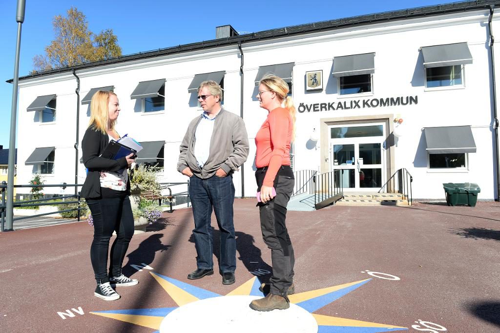 Kommunens flyktingsamordnade Anna-Lena Bjälmsjö tillsammans med kommunalråden Sarah Karlsson (C) samt Mikael Larsson (V) framför kommunhuset i Överkalix. (Foto: Fredrik Sandberg/TT)