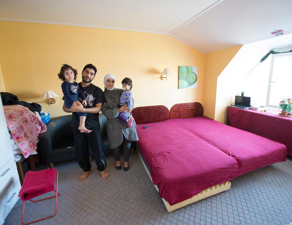 I rum 316 på Överkalix Asylboende, tidigare Grand Arctic Hotel, bor Muhammed Alsabbagh med frun Rasha Almishref och barnen Sally och Sandy. (Foto: Fredrik Sandberg/TT)