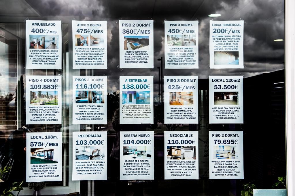 Annonser i ett mäklarfönster i Spanien. (Foto: Lars Pehrson /SvD/ TT)