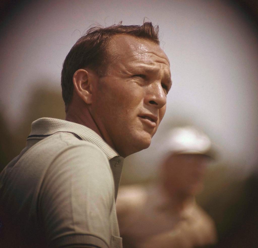 Palmer koncentrerar sig på golfbanan 1962. (Foto: AP/TT)