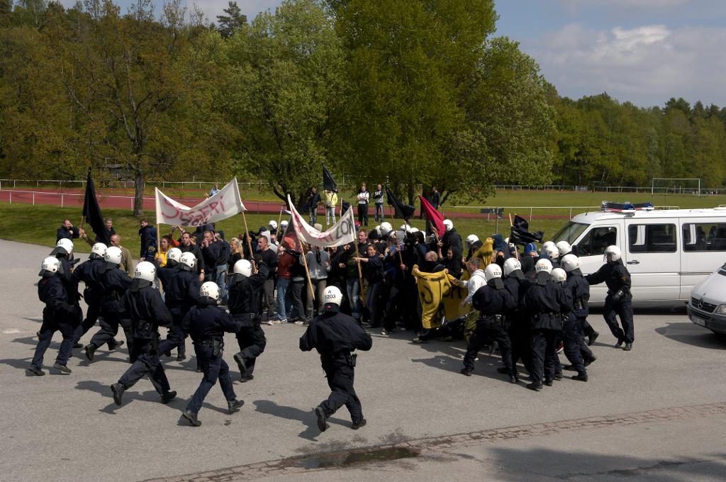Polisutbildningen är populär och närmare 8 400 personer har sökt till de 800 platserna med utbildningsstart i januari 2017. Bilden är från en slutövning i särskild polistaktik som hölls på Sörentorp i Solna. (Foto: Janerik Henriksson / TT-arkivbild)
