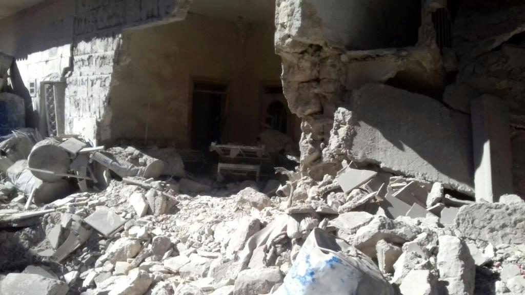 Delar av sjukhuset M10 totalförstördes i lördagens bombattack. Sjukvårdspersonalen har tvingats ta sin tillflykt till en källare i närheten. (Foto: Syrian American Medical Society)
