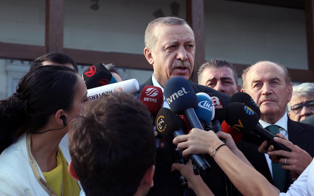 Turkiets president Recep Tayyip Erdogan förlänger undantagstillståndet med tre månader och hotar med att det kan gälla i över ett år. (Foto: Murat Cetinmuhurdar/AP/TT-arkivbild)