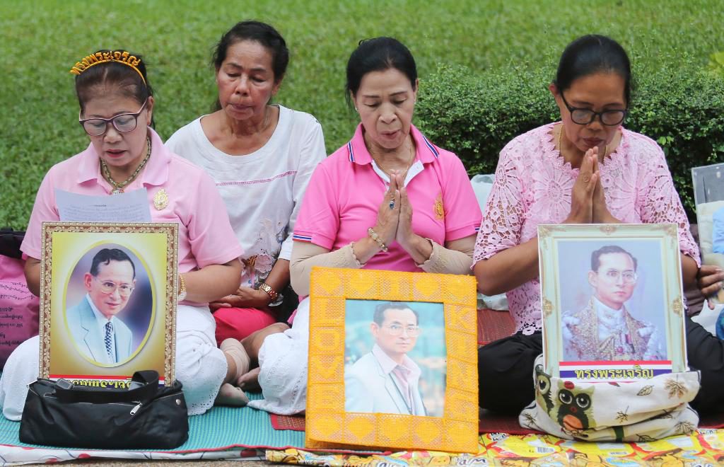 Böner för den nu döde kungen utanför Siriraj-sjukhuset i Bangkok. (Foto: Sakchai Lalit/AP/TT)