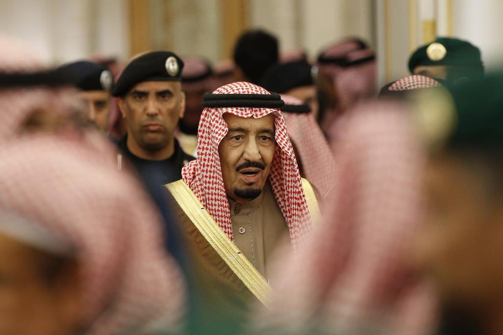 Saudiarabiens kung Salman kan behöva lite bra PR. I helgen får han besök av statsminister Stefan Löfven. Arkivbild. (Foto: Yoan Valat/AP/TT)