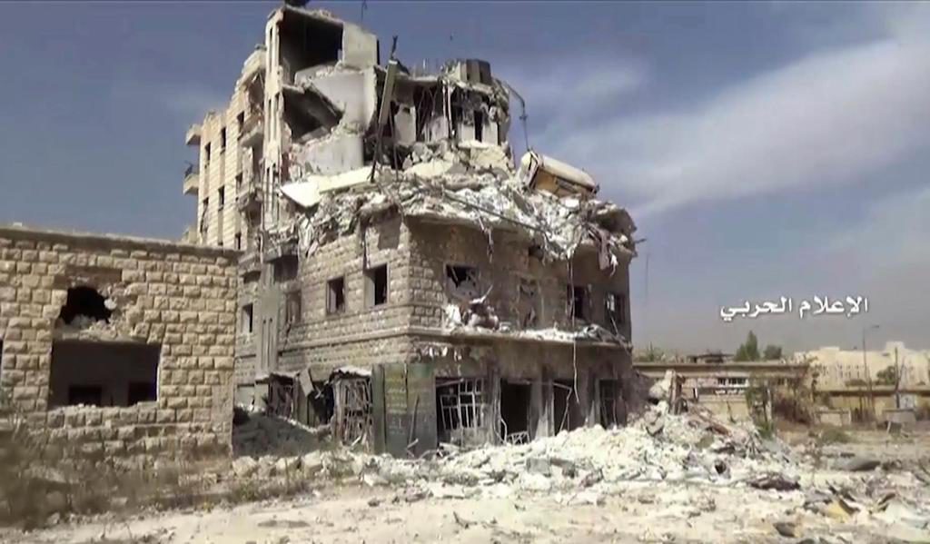Få lämnar Aleppo trots den "humanitära paus" som har införts. Bild från början av oktober. (Foto: Syrisk militär/AP/TT)