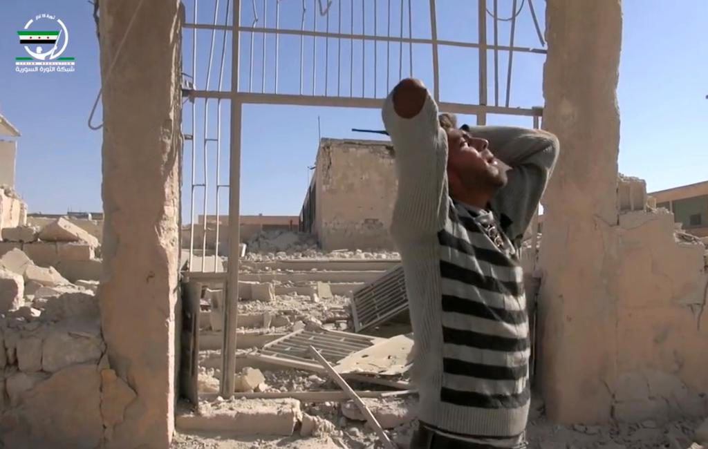 Minst 22 skolbarn dödades i ett flyganfall mot byn Hass i Syrien. (Foto: AP/TT)